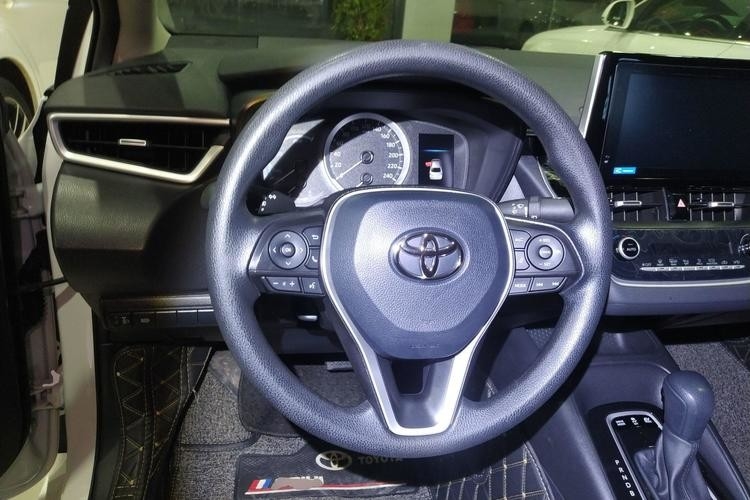 سيارة كورولا سيارة الطاقة الجديدة مستعملة كورولا 20191.2T S-CVT Pioneer 5 مقاعد لون أبيض 4 أبواب سيدان سيارة