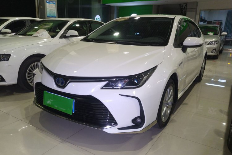 سيارة كورولا سيارة الطاقة الجديدة مستعملة كورولا 20191.2T S-CVT Pioneer 5 مقاعد لون أبيض 4 أبواب سيدان سيارة