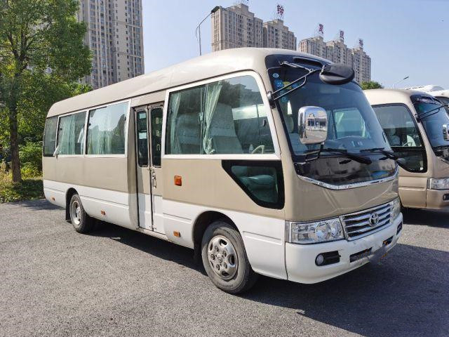 Toyota Coaster حافلة مستعملة مزودة بمعدات كاملة 20 مقعدًا تستخدم حافلة صغيرة في عام 2012 حافلة بنزين ذات نافذة منزلقة تعمل بالبنزين