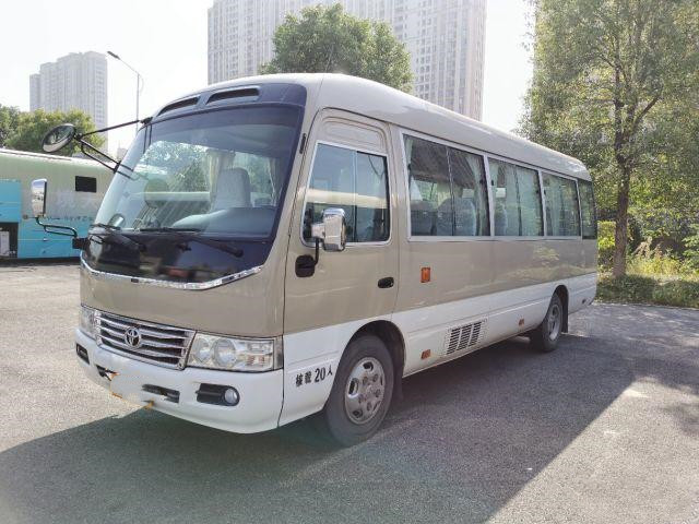 Toyota Coaster حافلة مستعملة مزودة بمعدات كاملة 20 مقعدًا تستخدم حافلة صغيرة في عام 2012 حافلة بنزين ذات نافذة منزلقة تعمل بالبنزين