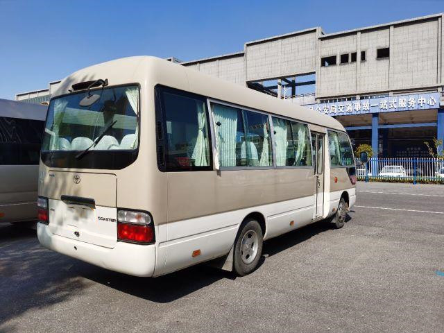 Toyota Coaster حافلة مستعملة مزودة بمعدات كاملة 20 مقعدًا تستخدم حافلة صغيرة في عام 2012 حافلة بنزين ذات نافذة منزلقة تعمل بالبنزين