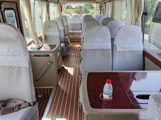 Toyota Coaster حافلة مستعملة مزودة بمعدات كاملة 20 مقعدًا تستخدم حافلة صغيرة في عام 2012 حافلة بنزين ذات نافذة منزلقة تعمل بالبنزين