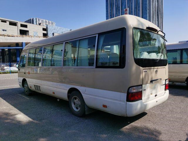 Toyota Coaster حافلة مستعملة مزودة بمعدات كاملة 20 مقعدًا تستخدم حافلة صغيرة في عام 2012 حافلة بنزين ذات نافذة منزلقة تعمل بالبنزين