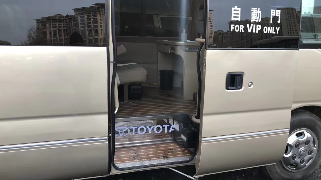 حافلات صغيرة 23 مقعدًا Toyota Coster Bus Mini School Bus Gasoline Engine Antomatic الباب