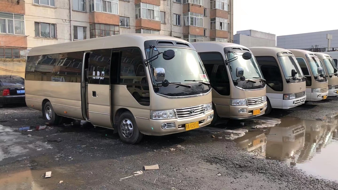 حافلات صغيرة 23 مقعدًا Toyota Coster Bus Mini School Bus Gasoline Engine Antomatic الباب