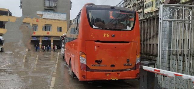 حافلات Yutong السياحية المستعملة ZK6998 تستخدم 39 مقعدًا ديزل Yuchai حافلات كوتش حافلة مستعملة حافلات فاخرة بين المدن في عام 2014