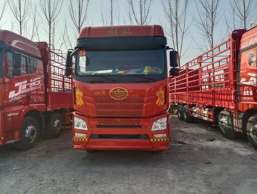 تستخدم FAW شاحنات بضائع 8 × 4 18 طن مع 12 عجلة تستخدم للشحن في حالة جيدة
