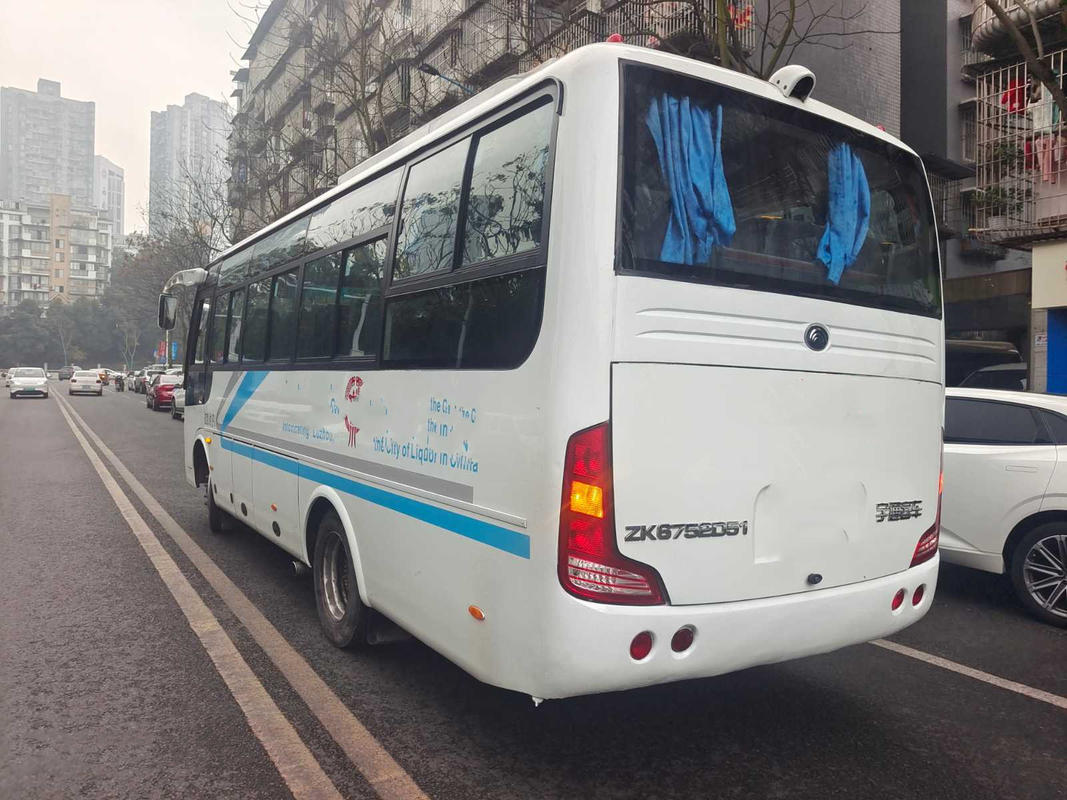 العلامة التجارية Yutong المستخدمة ZK6761 في عام 2017 تستخدم الحافلات العامة البيضاء LHD الديزل محرك Yuchai EURO V 29 مقاعد الحافلات