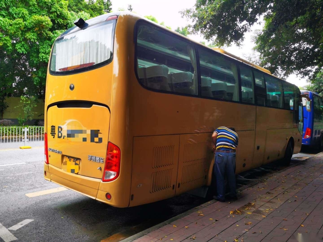 حافلة ركاب 60 مقعدًا على الجانب الأيمن تستخدم Yutong ZK6110 بابين