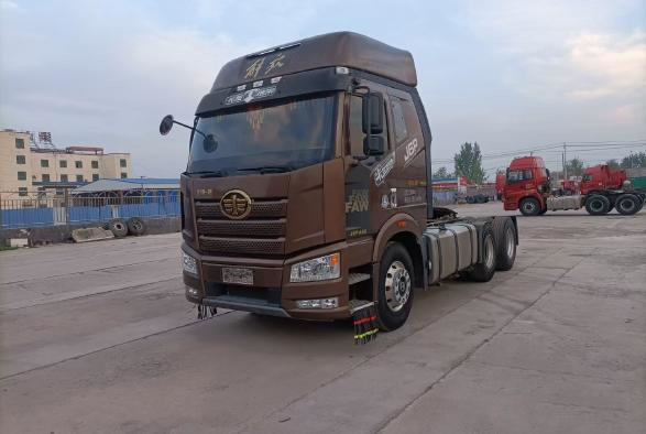 FAW J6P شاحنة جرار 6 * 4 Xichai Engine 460hp مستعملة حصان شاحنة LHD / RHD