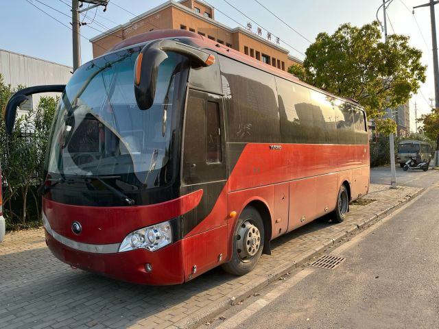 الحافلة اليمنى Yutong Zk6888 الحافلة الفاخرة 39 مقعدًا للحافلة Yuchai المحرك