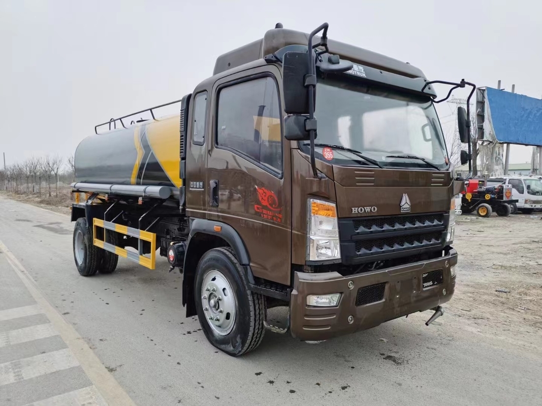 HOWO Sprinkler Water Tanker 100000L Cummins Engine 170hp 7.3 * 2.3 * 2.7m