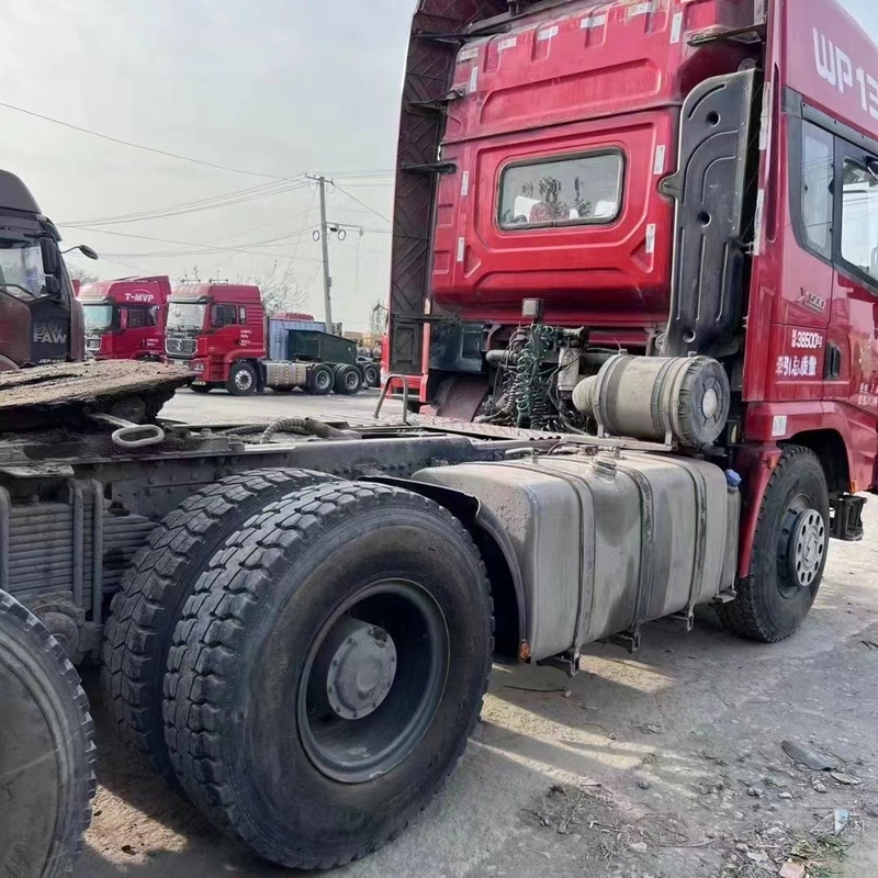 مستعملة Shacman Truck Tractor 420hp مستعملة رأس جرار 6 * 4 50tons للبيع شاحنة جرار