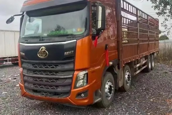 شاحنة يدوية ثانية برتقالية اللون 12 مترًا 8 × 4 وضع القيادة Yuchai Engine 6 سلندرات 420hp 2021year Dongfeng Cargo Truck