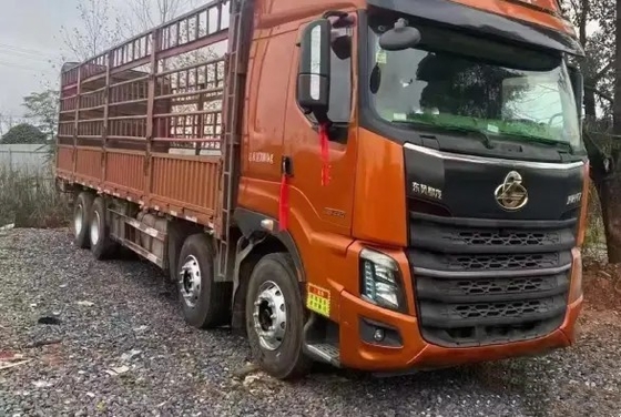 شاحنة يدوية ثانية برتقالية اللون 12 مترًا 8 × 4 وضع القيادة Yuchai Engine 6 سلندرات 420hp 2021year Dongfeng Cargo Truck