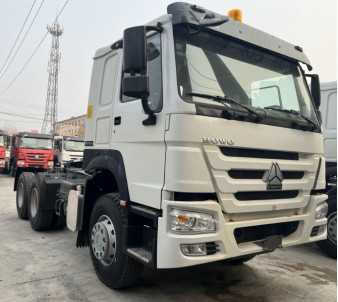 مستعملة شاحنات ديزل لون أبيض 6 × 4 محرك نموذج Weichai Engine 430hp 12 Gears Standard Cabin Howo Tractor