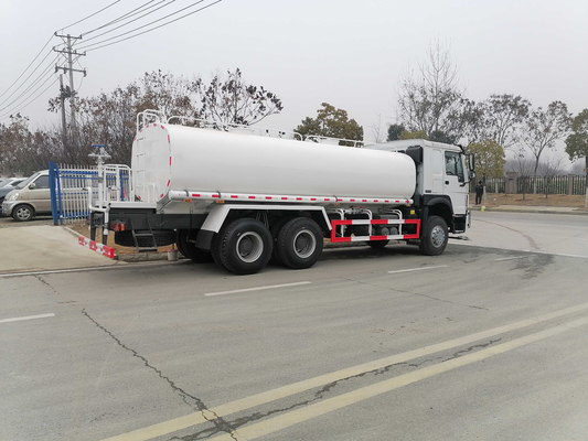 تستخدم شاحنة صهريج مياه ثلاثية المحور هوو 20m³ 6 × 4 وضع القيادة